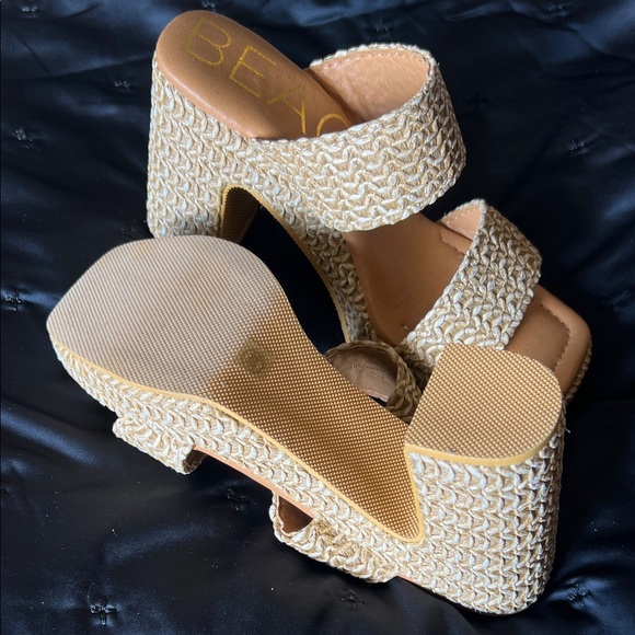 Elegant Tan Woven Sandals - Picture 4 of 5